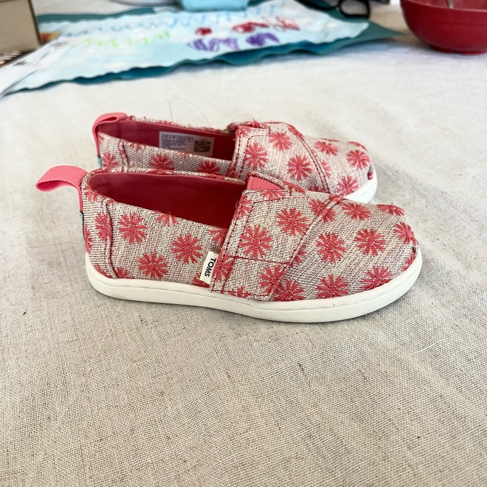 Girls TOMS - Size 8